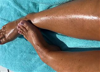 Tanned and oiled Footplay